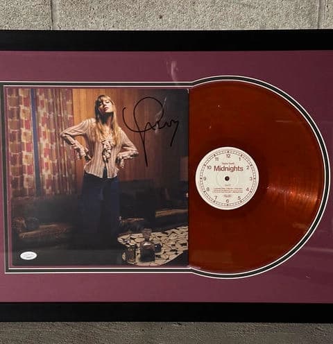 Taylor Swift The Manastory サイン入りCD Charitybuzz: Taylor Swift Signed 'Midnights' Album Bundle